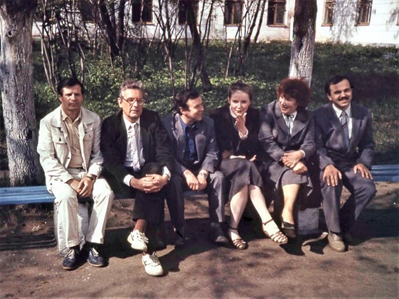 С сотрудниками кафедры и Д.Н. Маянским (1989)